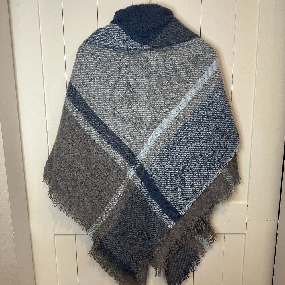 ALTARE Blue Gray Plaid Toggle Poncho Wrap One Size - Picture 3 of 3